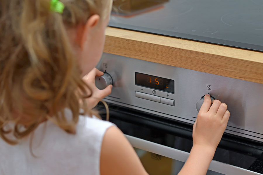 Bild på barn i ett barnvänligt kök