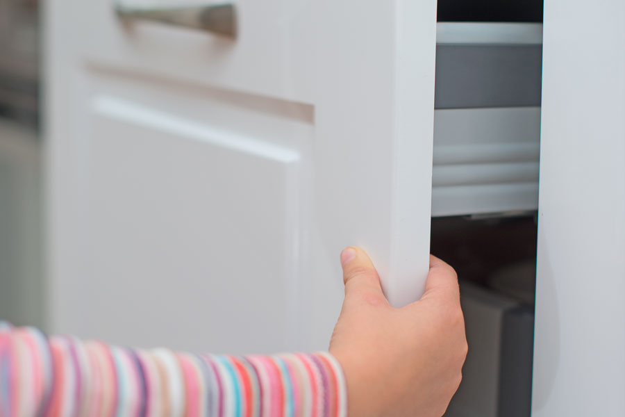 Barnvänligt kök med köksluckor som har klämskydd