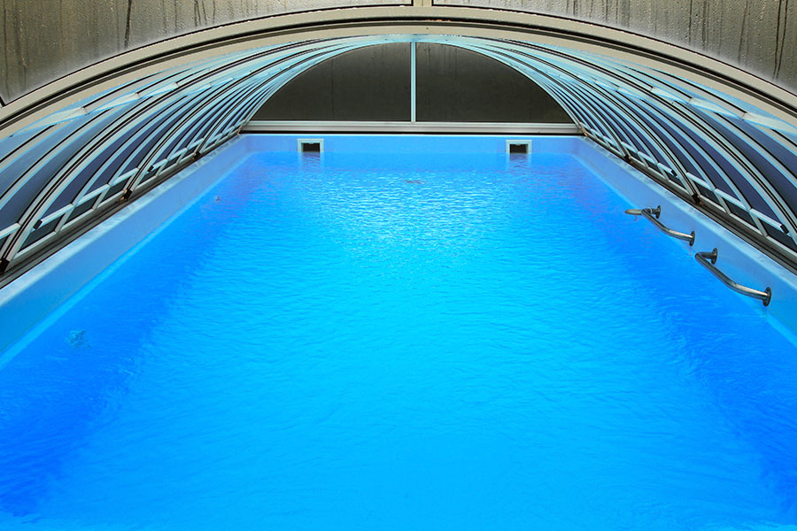 Pooltak som skyddar mot smut och nedfallande löv