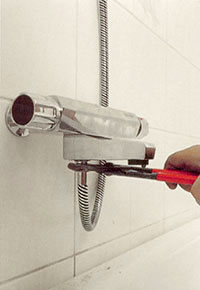 Sätt ihop duschhandtaget med slangen och skruva fast slangen i uttaget på blandaren