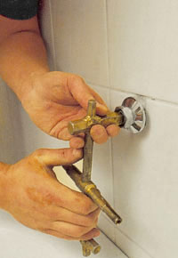 Skruva fast anslutningskopplingen i uttaget i väggen