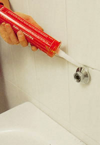 Täta noga med vattenfast silikon runt hela röröppningen innan du drar åt kopplingen