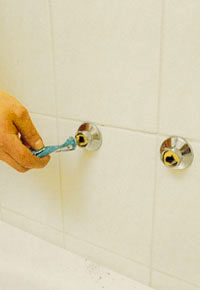 För extra tätning kan du även använda rörkitt på insidan av anslutningarnas ytterdelar