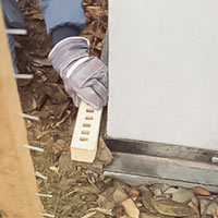 Glöm inte luftspalt bakom stenen så att det finns plats för isolering