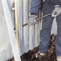 Börja med att riva det gamla fasadmaterialet