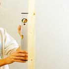 Kontrollerar med vattenpass att regeln står i lod