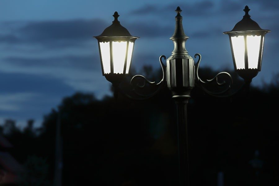 Trädgårdsbelysning på kvällen