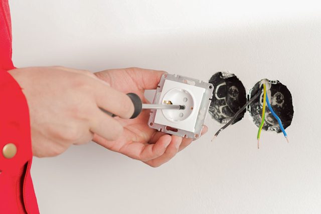 installerar-elkontakt.jpg