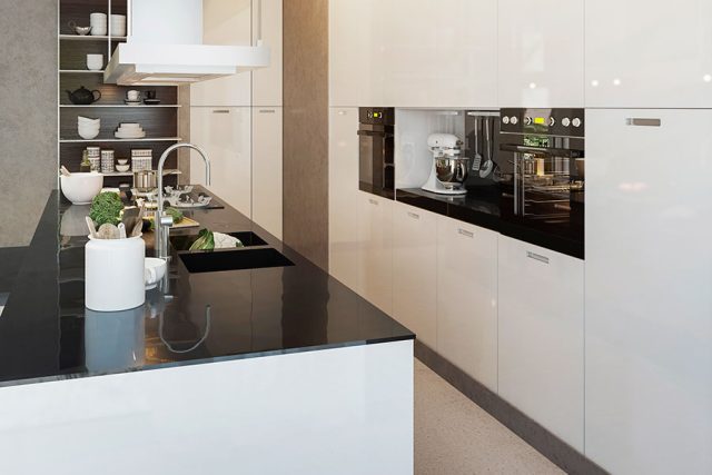 kok-modern-stil-vita-luckor-svart-bankskiva.jpg